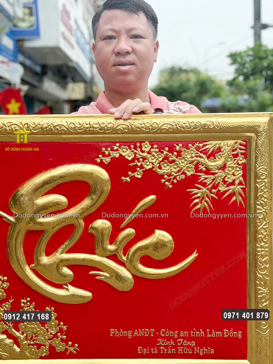 Từng họa tiết hoa văn được chạm th&uacute;c nổi sắc n&eacute;t
